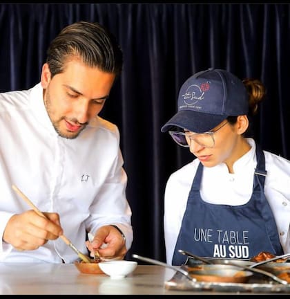 Ludovic Turac, el dueño del restaurante Une Table au Sud con Bárbara