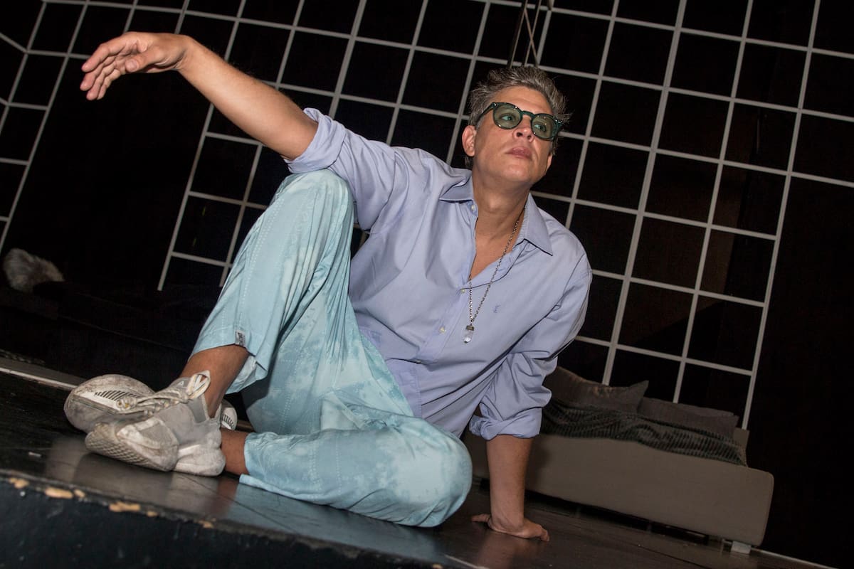 Ludovico Di Santo, en el escenario del teatro Metropolitan Sura, antes de la función de la obra Desnudos