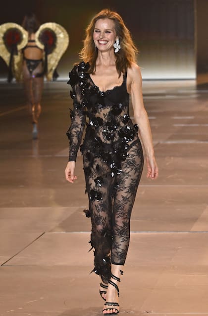 Luego de 15 años ausente, la modelo Eva Herzigova volvió a calzarse los diseños de Victoria´s Secret