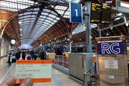 Luego de algunos retrasos, el martes 22 comenzó el siguiente tramo del recorrido con un tren que salió, puntual, a las 18.28 desde la estación londinense de Paddington hacia Oxford, a una hora de distancia