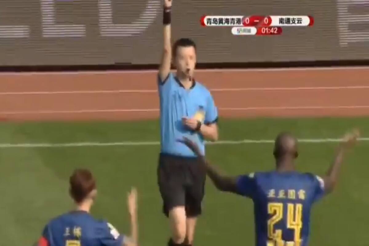 Luego de analizar la jugada con el VAR, el árbitro le muestra la tarjeta roja a Yaya Touré.