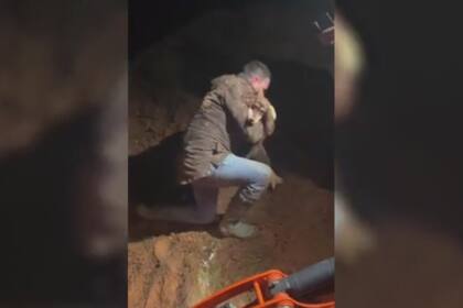 Luego de buscarlo por 30 horas, un hombre encontró a su perro sordo en la madriguera de un conejo. El emotivo video del reencuentro se volvió viral
