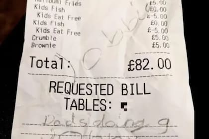 Luego de cenar asado vegano en un restaurante, un hombre dejó solo a su hijo en la mesa para ir al baño y el niño dejó un peculiar comentario en el ticket