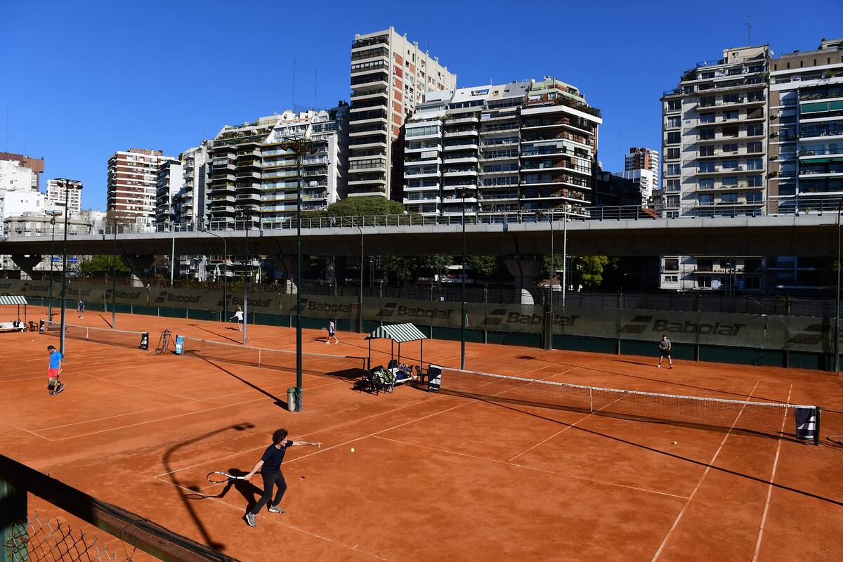 Luego de cinco meses por la cuarentena por el coronavirus, los clubes de tenis de la ciudad reabrieron sus puertas con turnos y protocolos; la ocupación de las canchas fue de un 80 por ciento