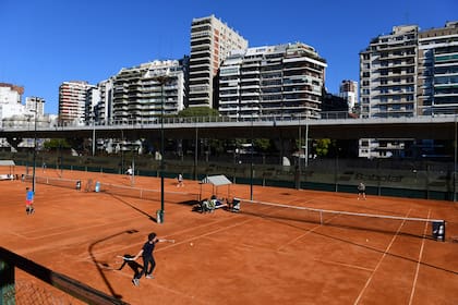 Luego de cinco meses por la cuarentena por el coronavirus, los clubes de tenis de la ciudad reabrieron sus puertas con turnos y protocolos; la ocupación de las canchas fue de un 80 por ciento