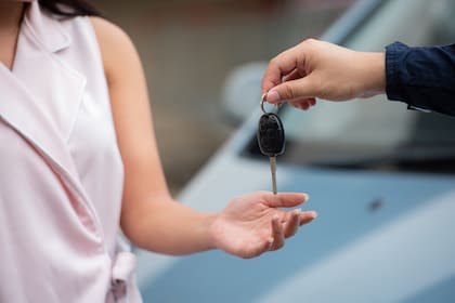 Luego de comprar un auto usado, es obligatorio hacer el cambio de titularidad