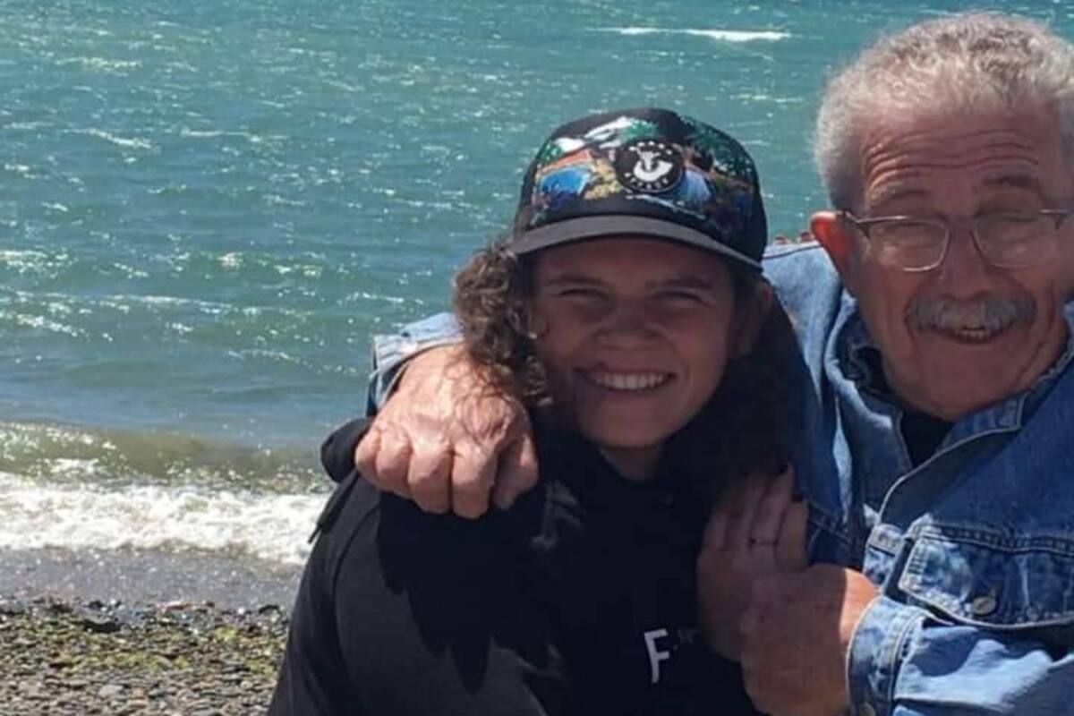 Luego de contarle a sus abuelos que es lesbiana, Abril Couceiro recibió una extraordinaria y conmovedora respuesta de parte de Edgar, de 76 años. "Tenemos muchos prejuicios respecto a la capacidad de deconstruirse de los adultos mayores", señaló Abril