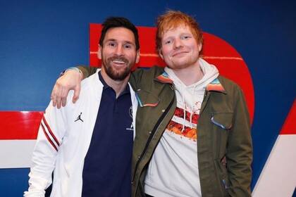 Luego de convertir su primer gol con la camiseta del París Saint-Germain, Lionel Messi tuvo un encuentro con Ed Sheeran