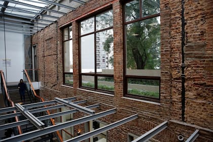 Para conservar el valor patrimonial del histórico edificio que alguna vez funcionó como hospital, la obra conservó la fachada original y parte de la estructura interna
