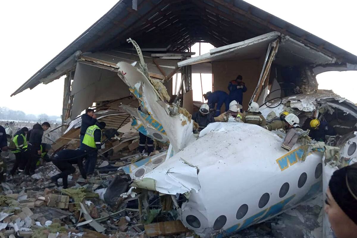 Luego de despegar, el Fokker 100 se precipitó contra una construcción de dos plantas cercana al aerouerto