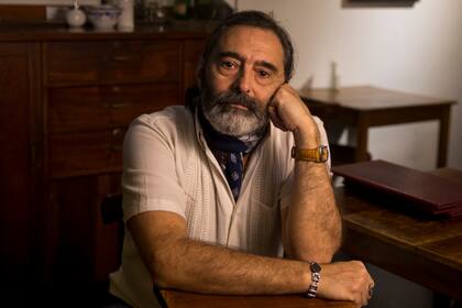 Luego de diez años de gestión cultural en el Cervantes, el actor y director está con tres obras en escena: un varieté, el unipersonal Frontera y el regreso de la mítica Banda de la Risa