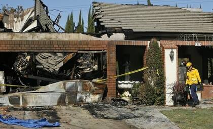 Luego de disparar contra su exesposa y la familia, el hombre prendió fuego a la casa