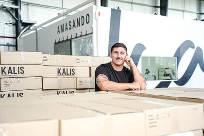 Luego de empezar en el garage de su casa, el emprendimiento de Kalifón y Calzatti hoy funciona en su fábrica de Pacheco y cuenta con 20 empleados