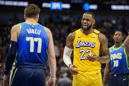 Luego de encestar un doble, LeBron James festeja en la cara de Luka Doncic. Los Lakers vencieron a los Mavericks por 129-114 y James anotó 35 puntos.