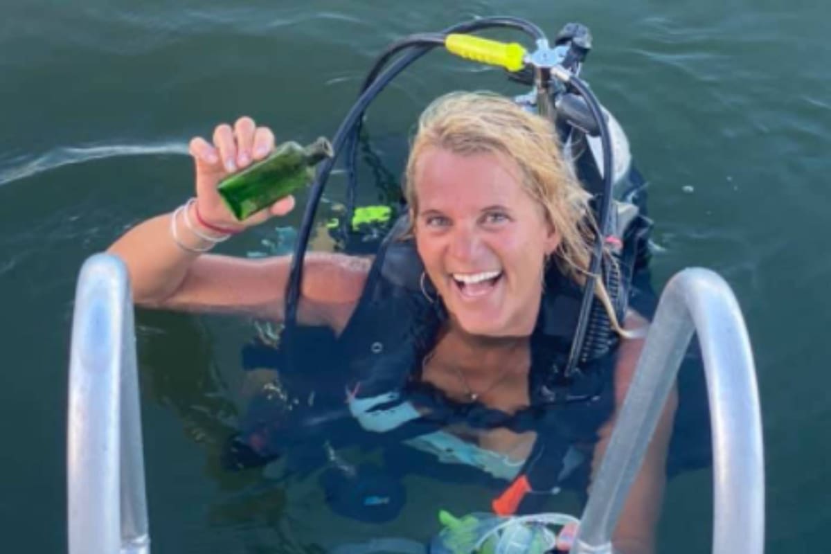 Luego de hallar el antiguo mensaje escrito dentro de la botella, logró cumplir con el pedido de su remitente