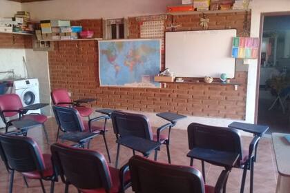 Luego de jubilarse, decidió crear su propia aula en su lavadero para seguir dando clases