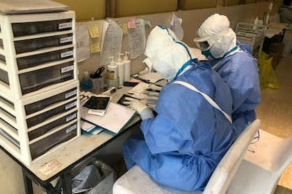 Luego de la cuarentena obligada debieron comprar un cecular y un chip chino y bajarse una aplicación en donde debían cargar sus datos y el certificado que le dieron