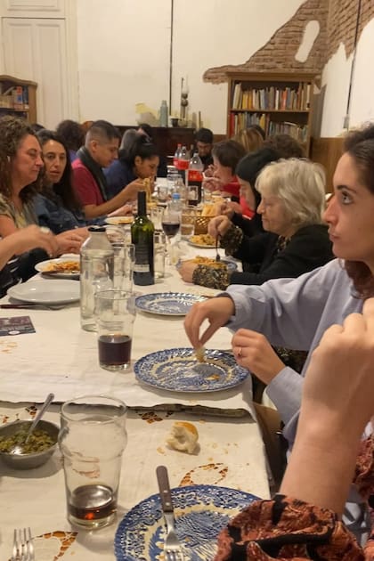 Luego de la función, los espectadores disfrutan del almuerzo colectivo con el marco de un edificio centenario
