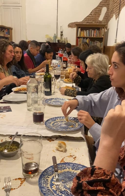 Luego de la función, los espectadores disfrutan del almuerzo colectivo con el marco de un edificio centenario