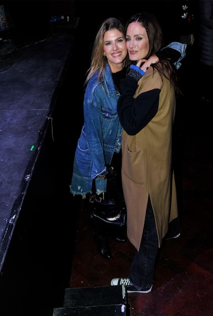 Luego de la función, Paula se acercó a su histórica amiga y posaron juntas para las cámaras
