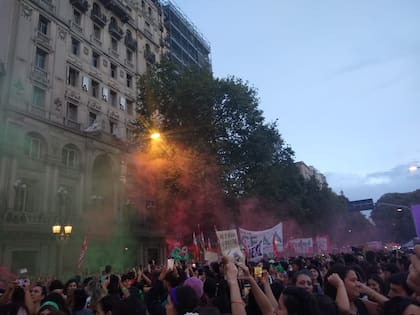 Luego de la marcha los manifestantes encendieron bengalas de colores