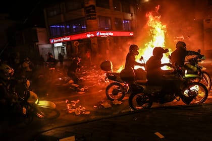 Luego de la muerte del abogado, hubo disturbios contra la policía en Colombia y murieron siete pesonas