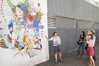 Luego de la multiplicación de murales en barrios como La Boca, Barracas, Palermo o Coghlan, la Ciudad y privados organizan visitas guiadas en las que son protagonistas