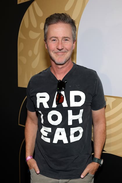 Luego de la premiere de La invitación, donde comparte cartel con Penelope Cruz, Olivia Wilde y Seth Rogen, Edward Norton se puso en modo hincha y fue a alentar a Estados Unidos. A diferencia de Brad Pitt, su amigo, optó por una remera rockera de la banda Radiohead