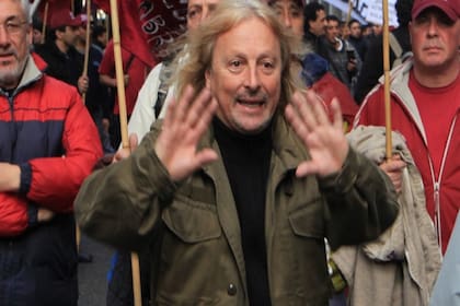 Luego de las críticas, el dirigente pidió disculpas; "Lo que quise decir es que caiga el plan económico del Gobierno", escribió