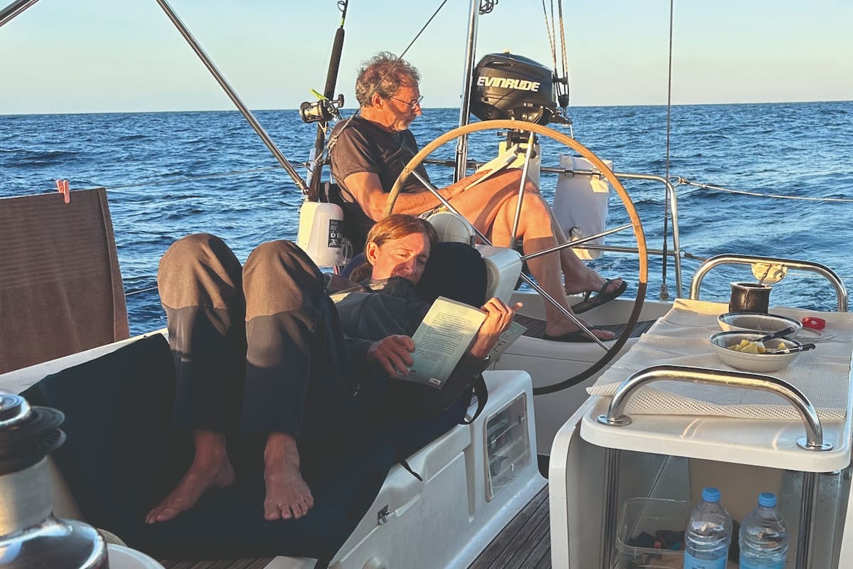 Luego de las primeras jornadas en el Atlántico y de dejar atrás las Islas Canarias, el viaje entró en una nueva etapa: el océano se volvió más vasto, solitario y aparentemente predecible, pero también más desafiante.