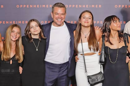 Luego de los días de relax en Grecia, Matt dijo presente en la première de su última película, Oppenheimer, en París junto a sus herederas Stella (12), Gia (14) y Alexia (de 24, hija de Luciana con una pareja anterior y
que el actor adoptó).