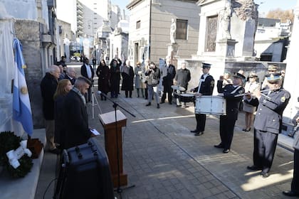 Luego de los discursos, la banda de la Policía Federal Argentina interpretaron "El Tala"