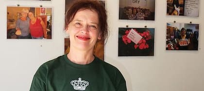 Luego de los disturbios en Londres en 2011, Bernadette Russell tendría un gesto de bondad todos los días durante un año (Crédito: The List UK)