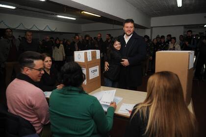 Luego de media hora de espera, el precandidato a jefe de Gobierno de UxP Leandro Santoro, pudo emitir su voto en una escuela en el barrio porteño de San Cristóbal