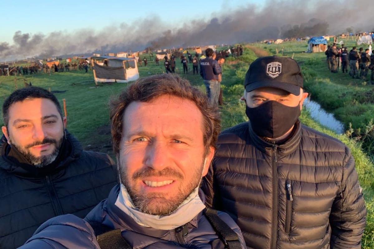 Luego de que la foto del fiscal Juan Cruz Condomí Alcorta tras los desalojos de Guernica se hiciera viral, el funcionario explicó el contexto en el que se tomó esa imagen