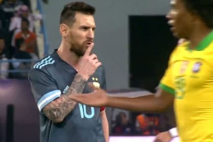 Luego de que Tite, DT brasileño, reclamara una amarilla para el capitán argentino, Messi le hace una seña para que se calle.