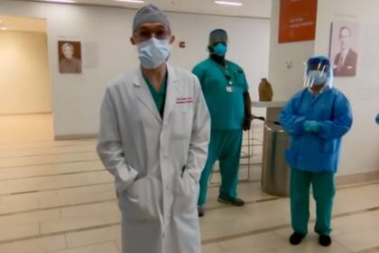 Luego de recibir el alta por coronavirus, el Dr. Paul Saunders fue recibido con aplausos mientras regresaba a hacer rondas en un hospital de Brooklyn