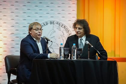 Luego de recibir la distinción, Dolina dio una charla junto a su amigo, el psicólogo Gabriel Rolón