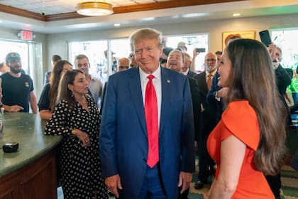 Luego de salir del tribunal, el expresidente Donald Trump se detuvo brevemente en el café Versailles, en Little Havana