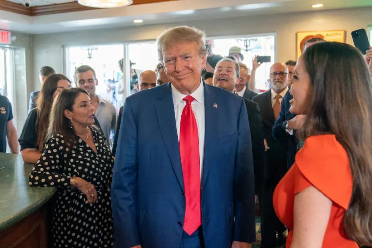 Luego de salir del tribunal, el expresidente Donald Trump se detuvo brevemente en el café Versailles, en Little Havana