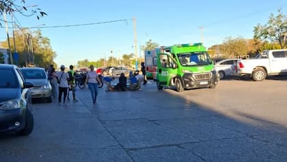 Luego de ser atropellado, el hombre fue trasladado por una ambulancia a un hospital local
