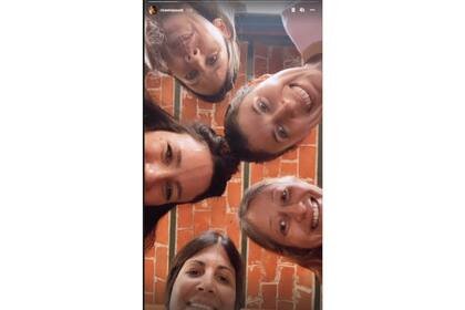 Luego de su posteo, Paula Chaves compartió esta historia de un encuentro junto a Lina y otras amigas
