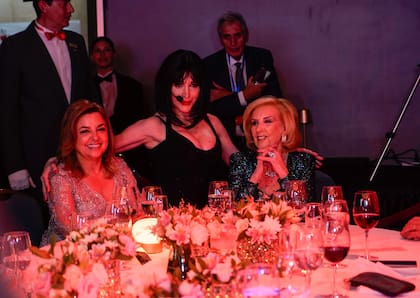 Luego de su presentación, Fátima Florez se acercó para saludar a Claudia Álvarez Argüelles y a Mirtha Legrand, ubicadas en la mesa principal