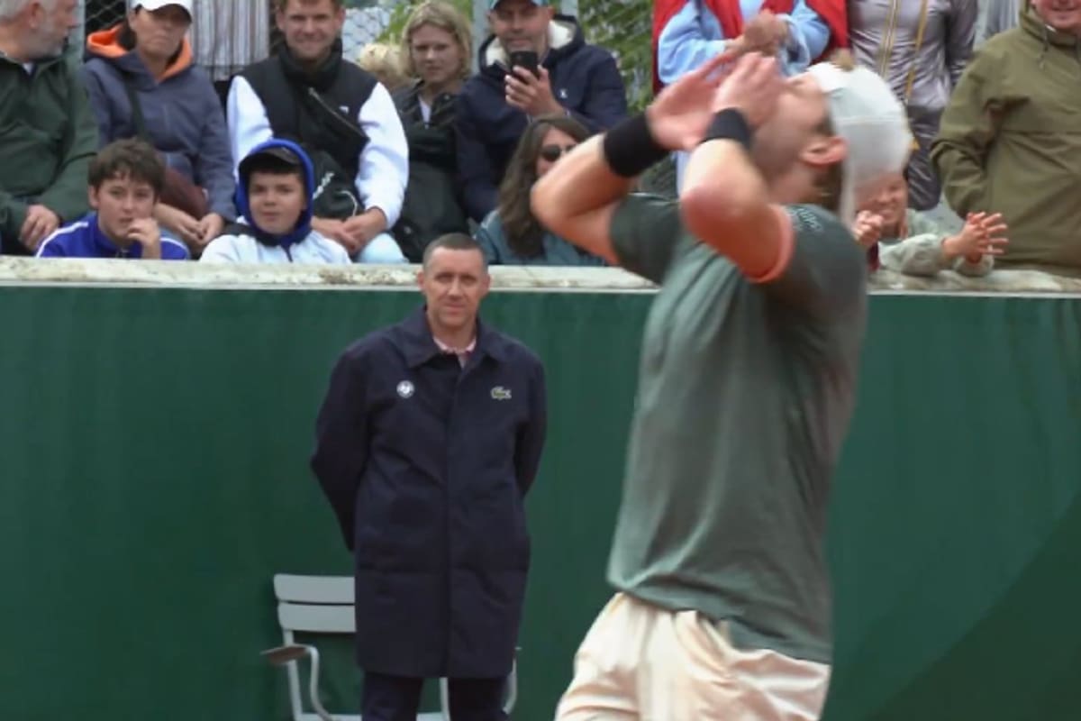 Luego de su victoria en la segunda etapa de Roland Garros, el belga Zizou Bergs hizo cantar a los aficionados de la cancha 5 en su festejo.