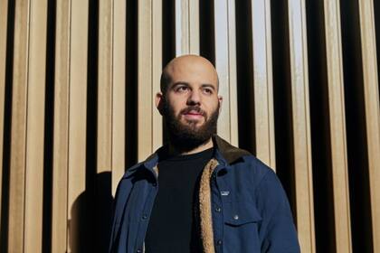 Luego de terminar la universidad fue diagnosticado con una extraña enfermedad que le impedía caminar