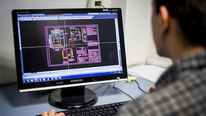 Luego de tomar las medidas del pasadizo por donde circulará el ascensor, los números adquieren entidad digital que servirá para su posterior fabricación