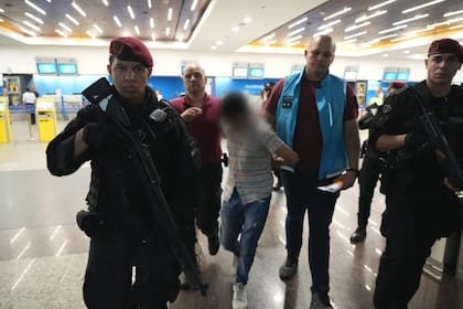 Luego de tres intentos de robos, en los que fue detenido, el sábado deportaron a un ciudadano chileno.