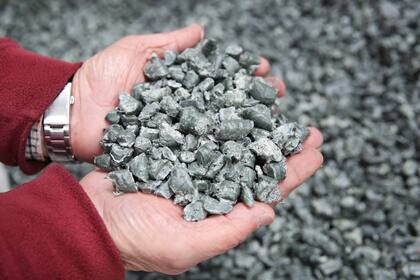 Luego de un proceso de cuatro etapas de lavado, se obtienen los pellets, pequeñas unidades listas para destinar a otras industrias fabricantes de productos plásticos