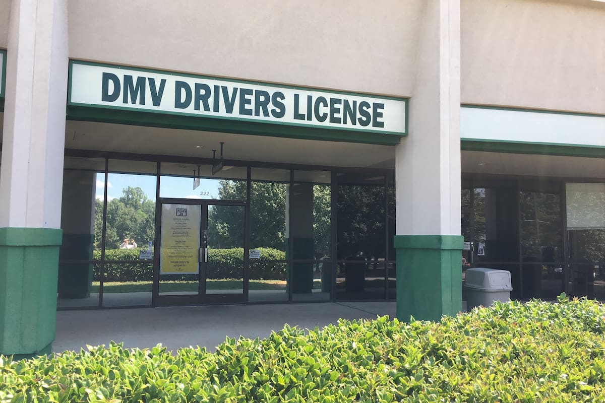 Luego de una audiencia que se llevó a cabo el jueves 6 de junio, el comisionado del DMV de Carolina del Norte anticipó el fin del retraso en la entrega de las licencias de conducir