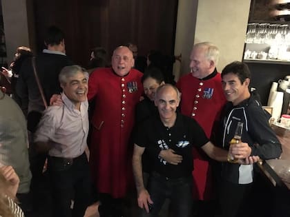 Luego de una función en Londres, veteranos de la Segunda Guerra Mundial junto a los veteranos, ingleses y argentinos de la Guerra por las Malvinas